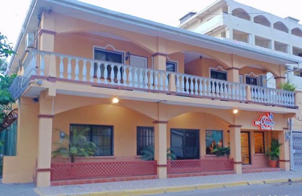 Uw Oasis Hotel La Ceiba Exteriör bild