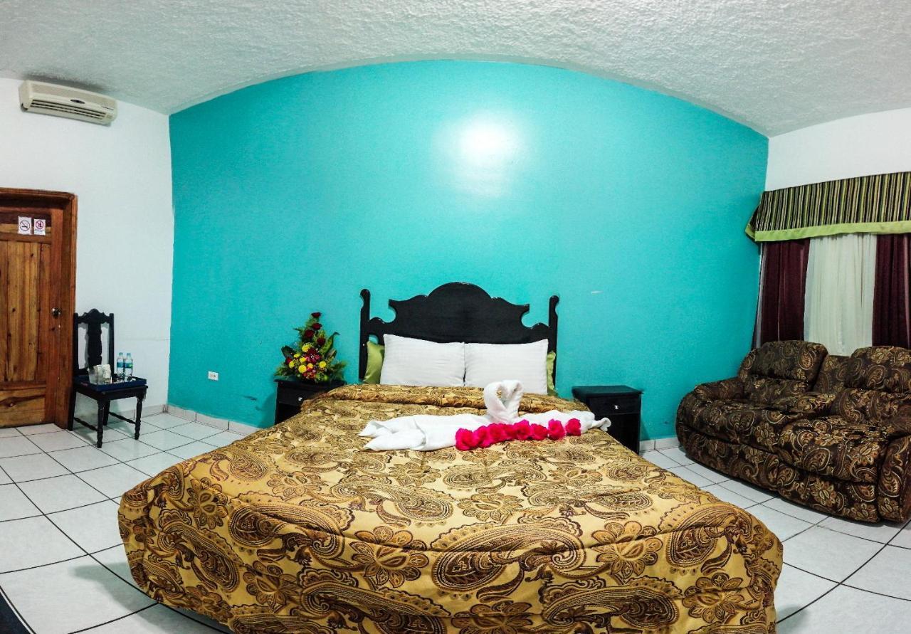 Uw Oasis Hotel La Ceiba Exteriör bild