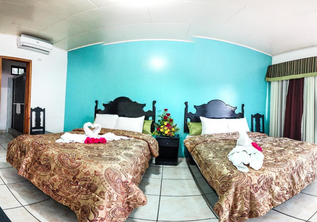 Uw Oasis Hotel La Ceiba Exteriör bild
