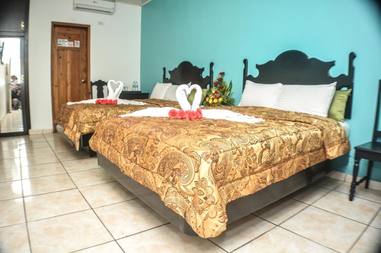 Uw Oasis Hotel La Ceiba Exteriör bild